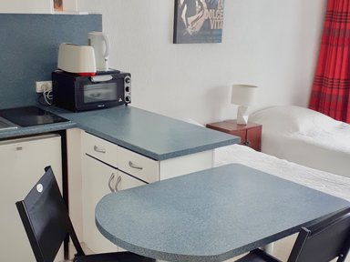 Biarritz, large bright studio, nearby beach. €39