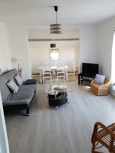 House light near the beach and City Center €145