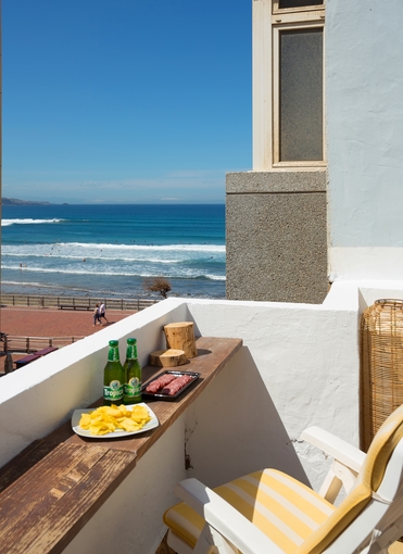 Avocado Surf Hostel - 20 meters to the surfspot! €24