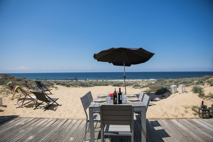 HOSSEGOR BEACH SOUTH SHED FEET IN WATER €210